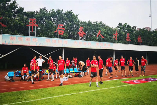 “市長杯”足球聯賽開幕，隆中健兒們加油！